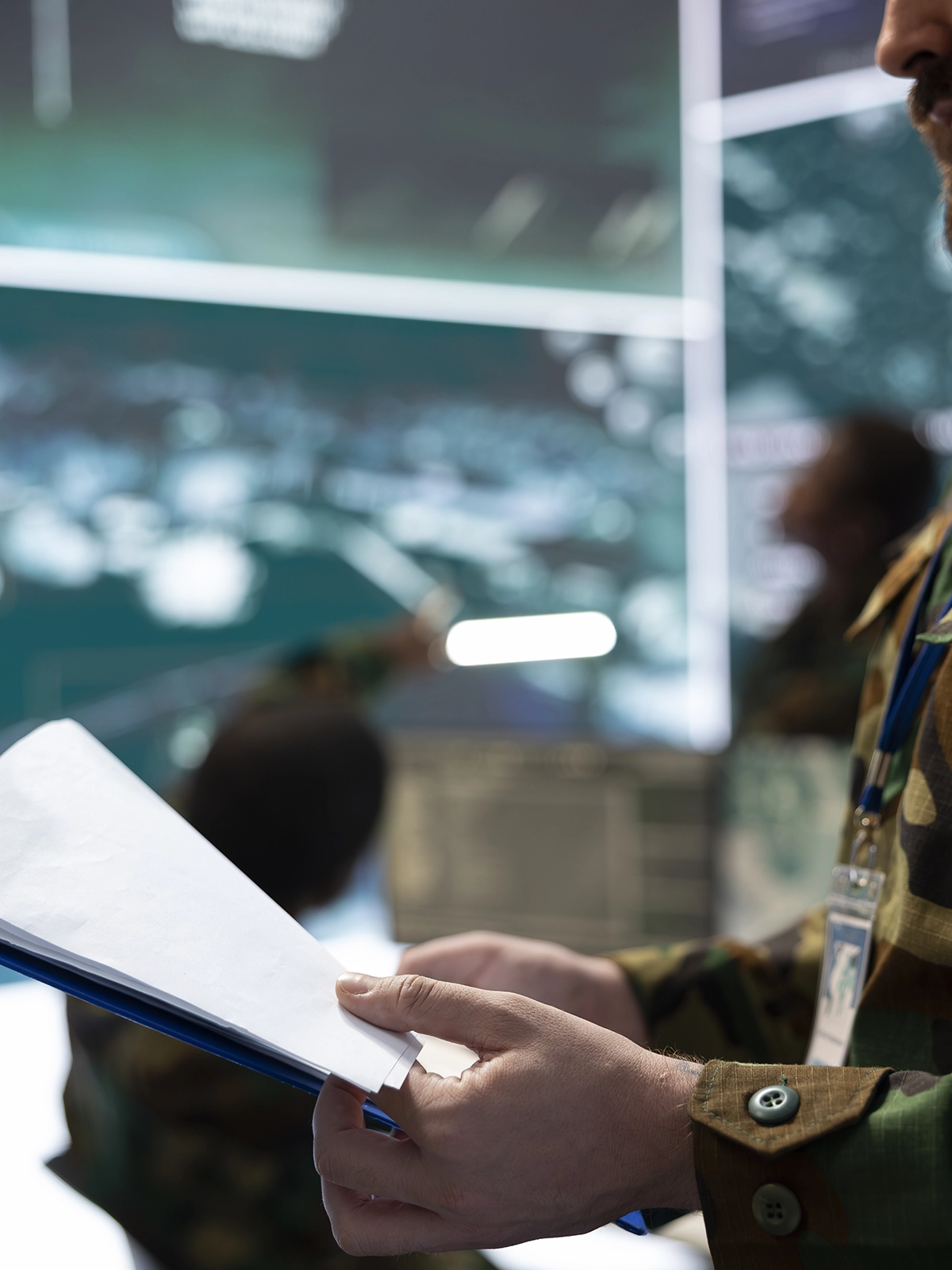 soldado-examinando-detalles-de-una-operacion-altamente-secreta-del-archivo-del-caso